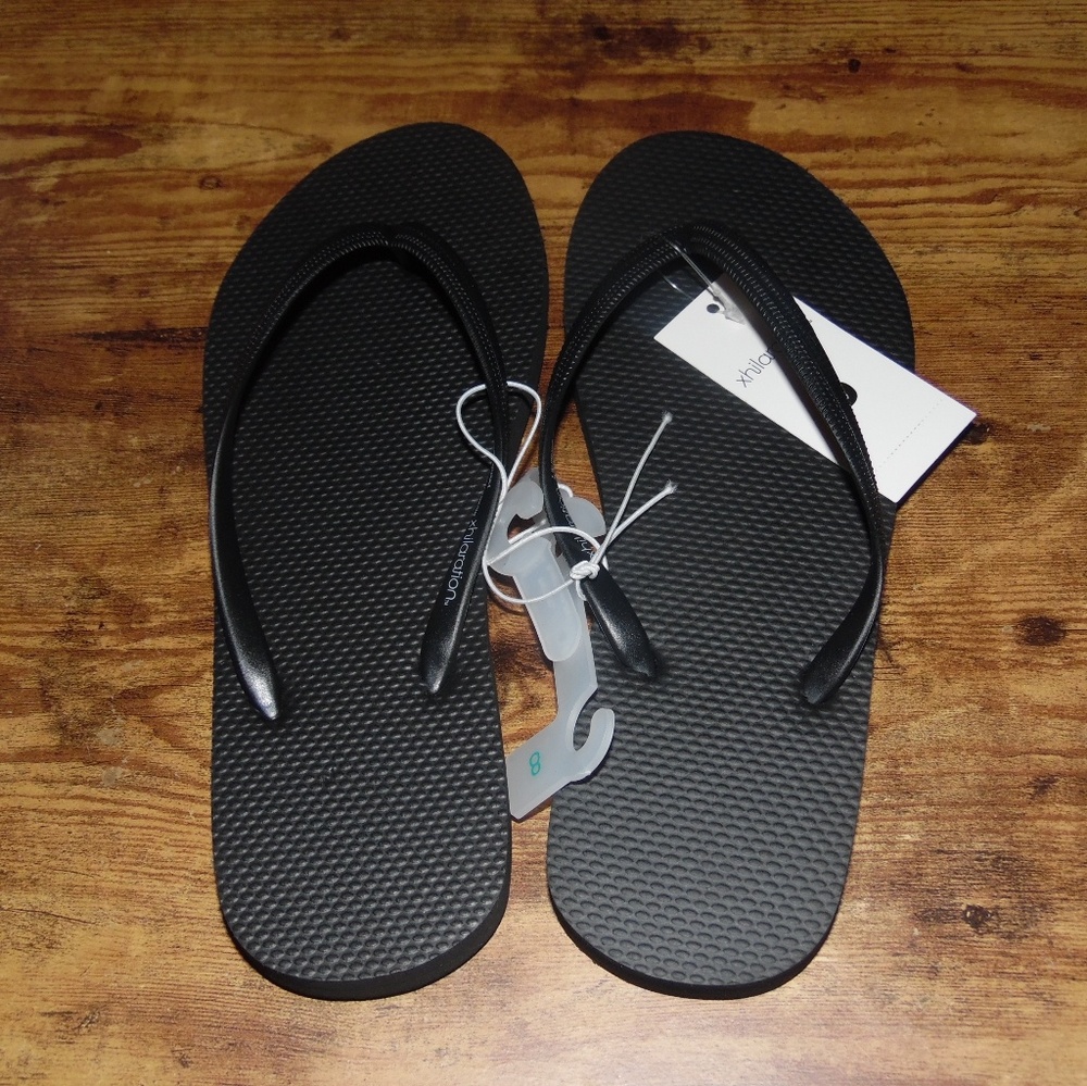 Womens Xhilaration Black Flip Flops